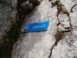 Cartello a metà della ferrata del Pilier (17332 bytes)